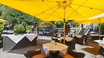 2 restaurants, breakfast, lunch, dinner served; Regional cuisine