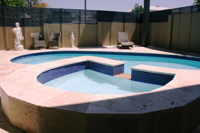 Noah's Mid City Motor Inn