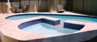 Noah's Mid City Motor Inn