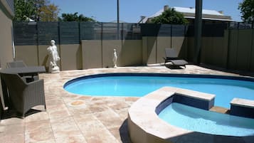 Utomhuspool och solstolar