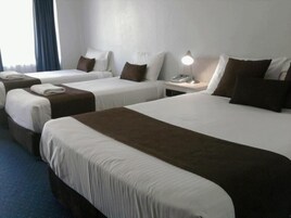 Minibar, escritorio y espacio para trabajar con laptop 