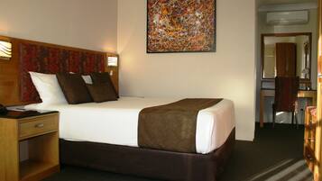 Minibar, skrivbord, arbetsyta för laptop och mörkläggningsgardiner