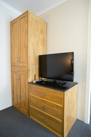 Minibar, desk, laptop workspace, blackout drapes - Noah's Mid City Motor Inn (Muswellbrook)