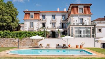 Outdoor pool, pool umbrellas, sun loungers