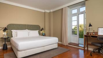 Suite Studio Junior | Bureau, espace de travail pour ordinateur portable, Wi-Fi gratuit