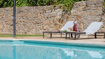 Piscina externa, guarda-sóis, espreguiçadeiras