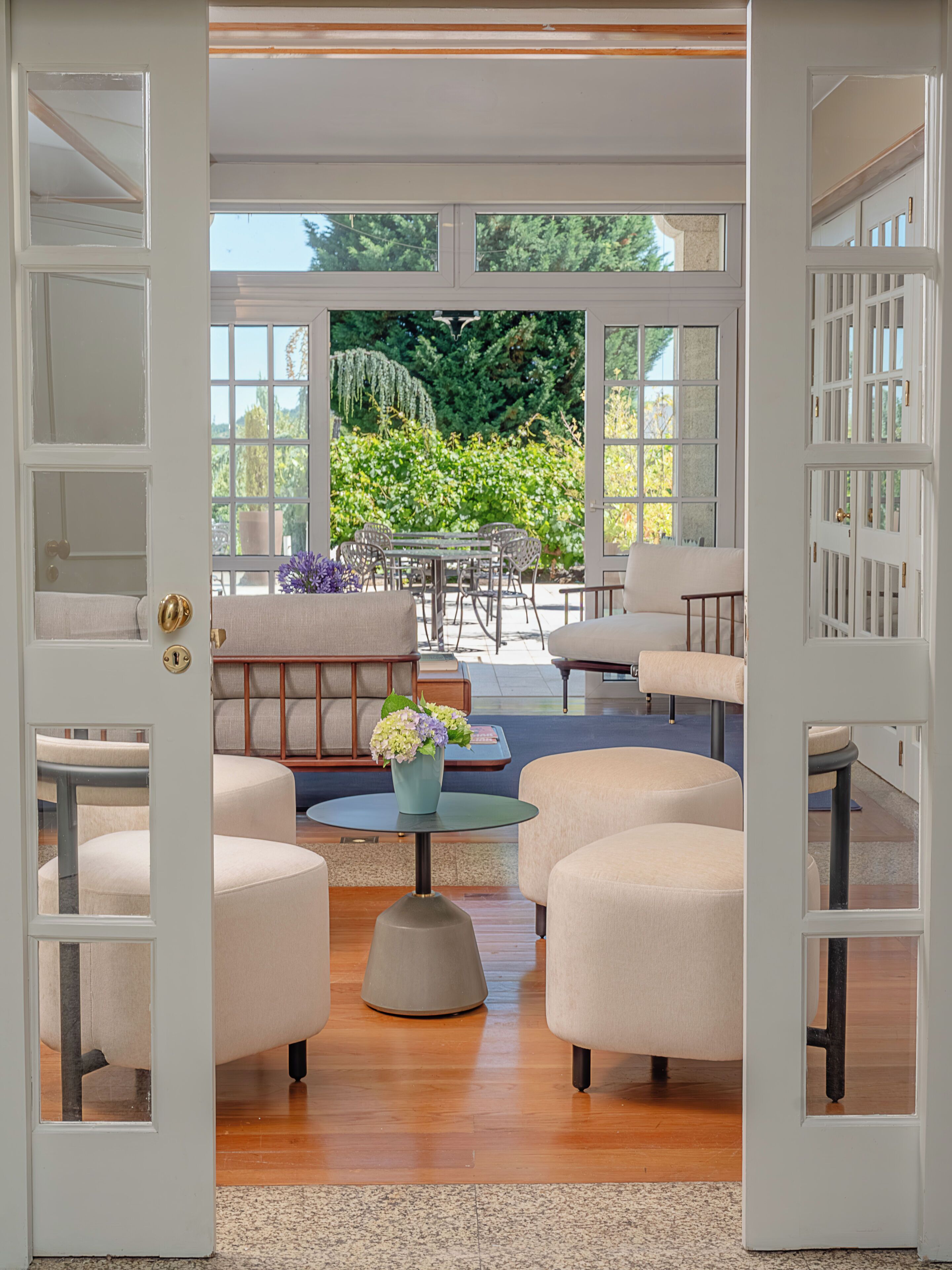 케이블 채널 시청이 가능한 43인치 LCD TV