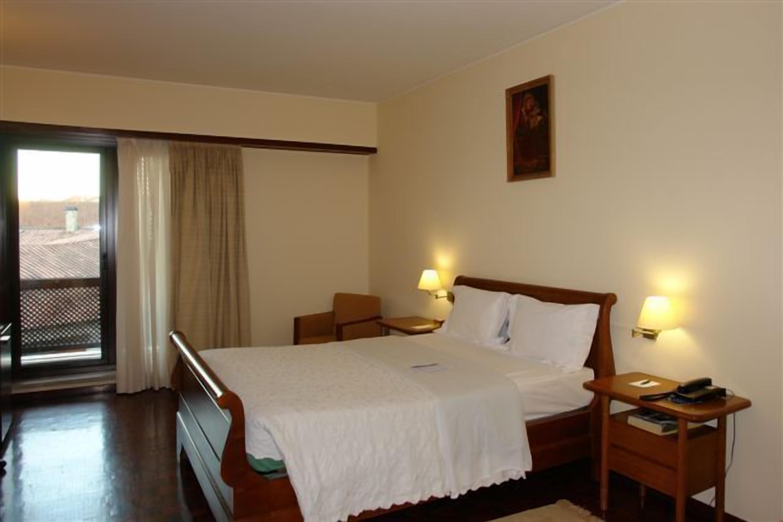 standard room | minibar, desk, free cots/infant beds, rollaway beds