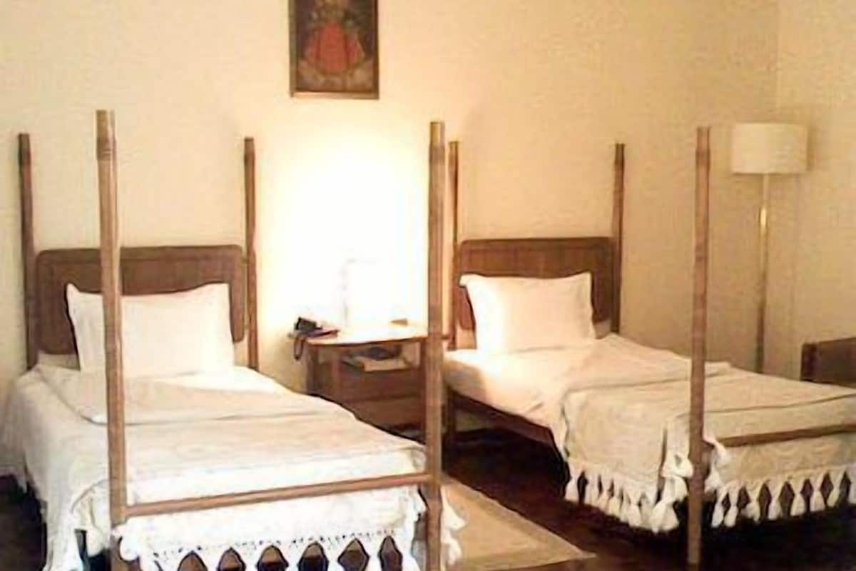 standard room | minibar, desk, free cots/infant beds, rollaway beds