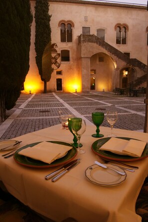 Lunch and dinner served, Regional cuisine