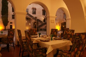 Se sirven comidas, cenas y cocina regional