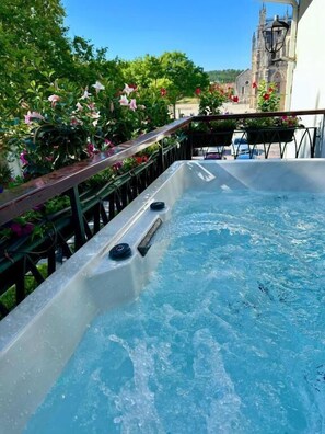 A hot tub with a view of a church and greenery. - Hotel Lis Batalha (Batalha)