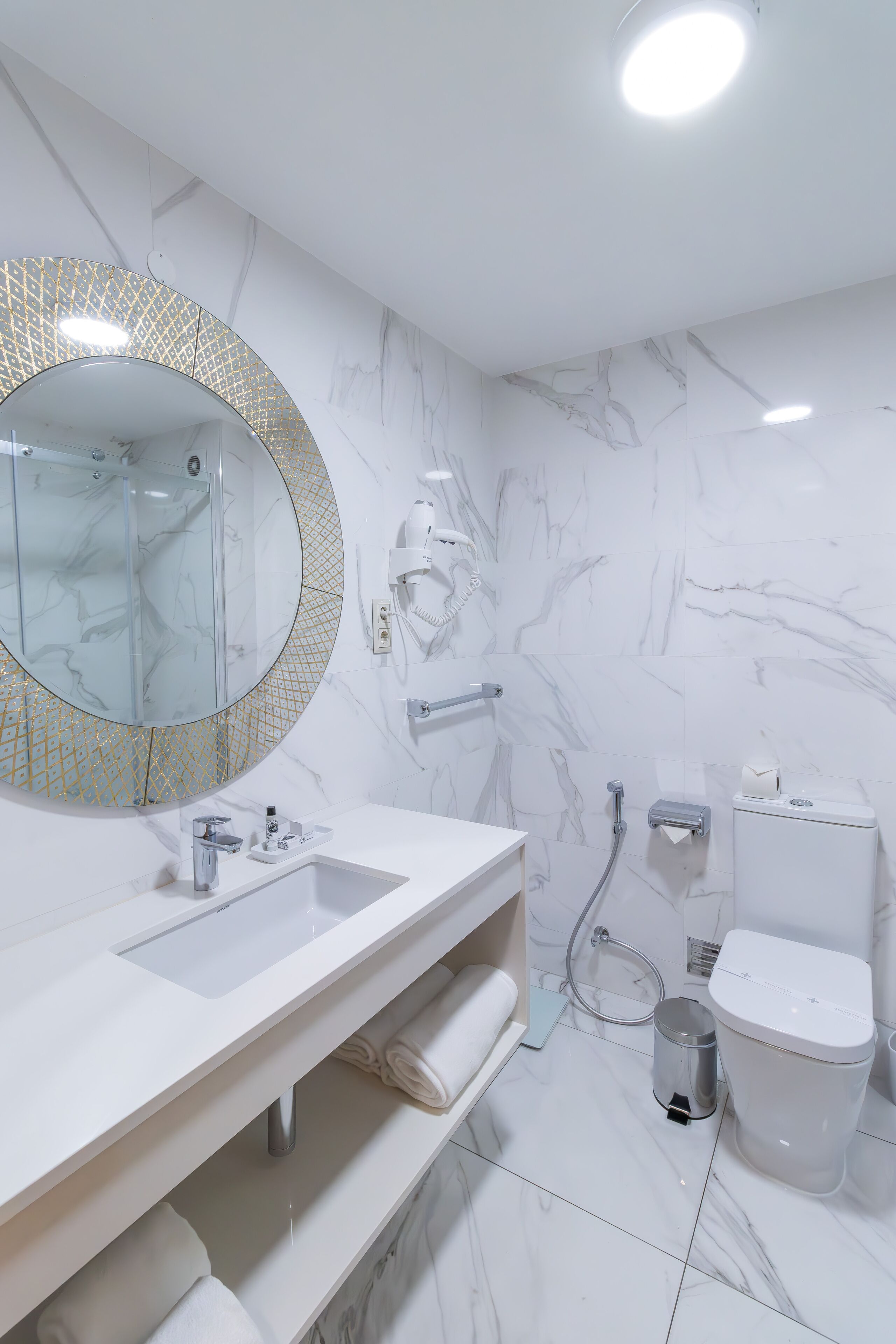 double room (mansard) | bathroom | free toiletries, hair dryer, towels, shampoo