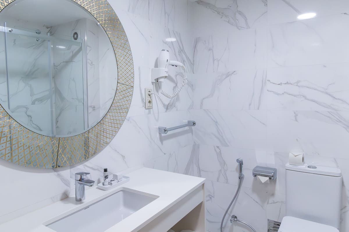 double room (mansard) | bathroom | free toiletries, hair dryer, towels, shampoo