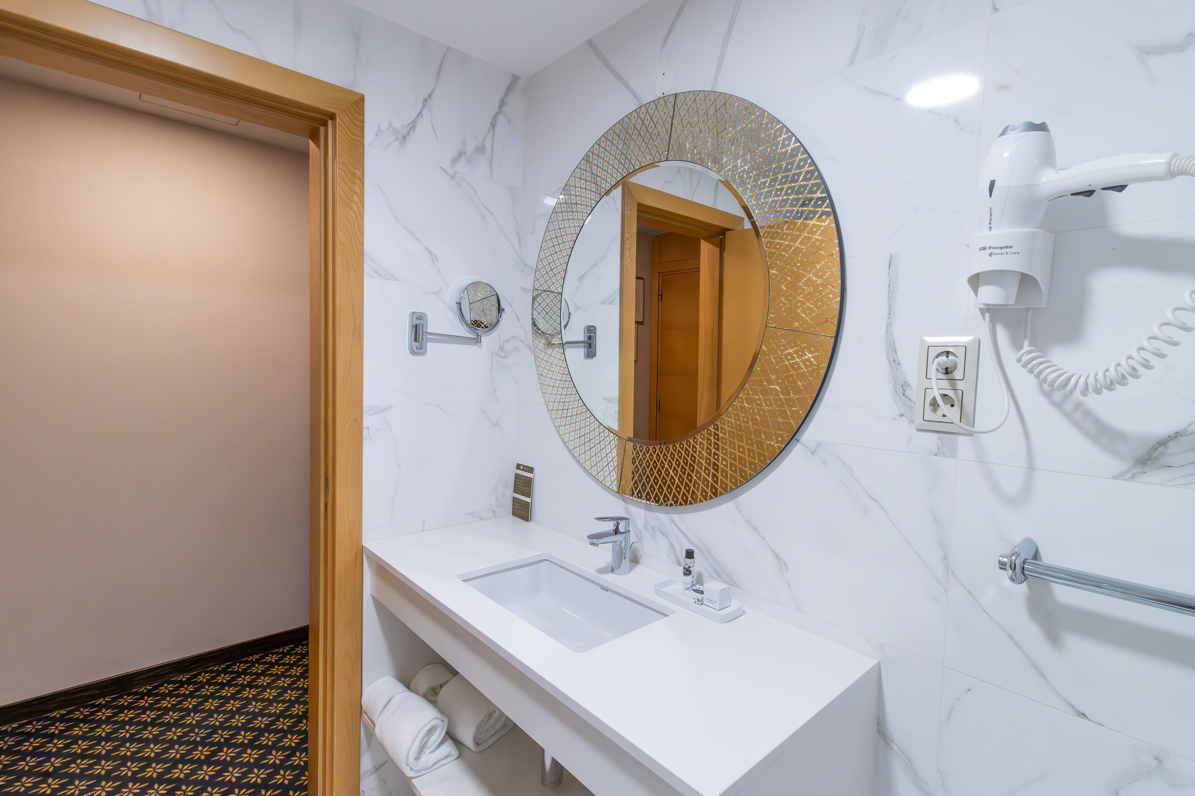 quarto duplo/twin standard ocp tripla | bathroom | free toiletries, hair dryer, towels, shampoo