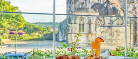 Petit déjeuner complet compris tous les jours