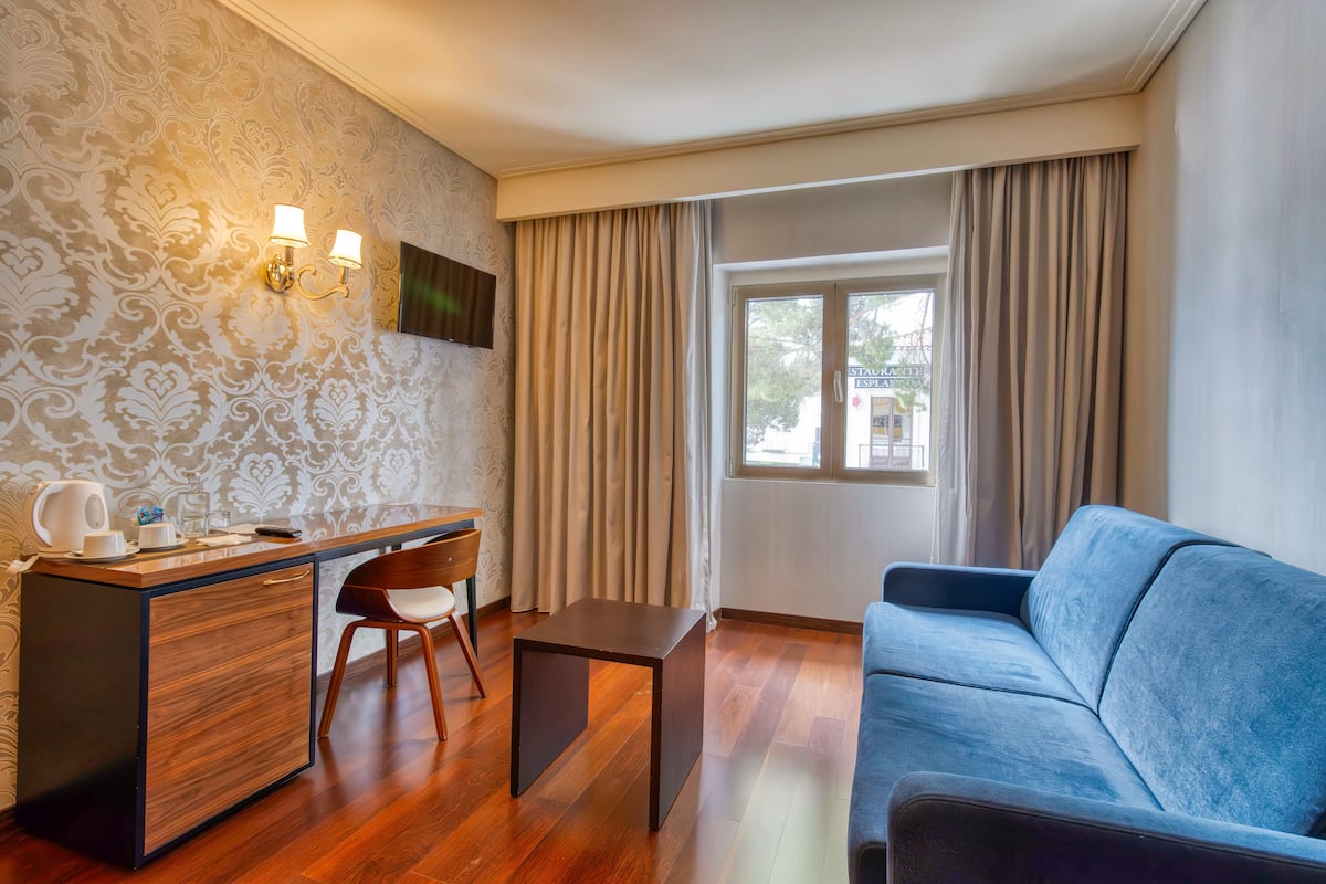 suite | 1 bedroom, minibar, in-room safe, desk