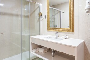 Suite | Bathroom | Free toiletries, hair dryer, towels, shampoo - Hotel Lis Batalha (Batalha)