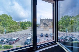 双人房或双床房 (Monastery View) | 迷你吧、客房内保险箱、办公桌、隔音