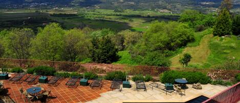 Alberca al aire libre y camastros