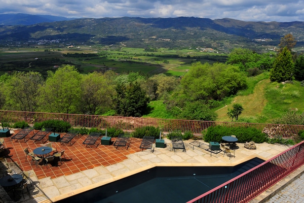 Piscine extérieure, chaises longues
