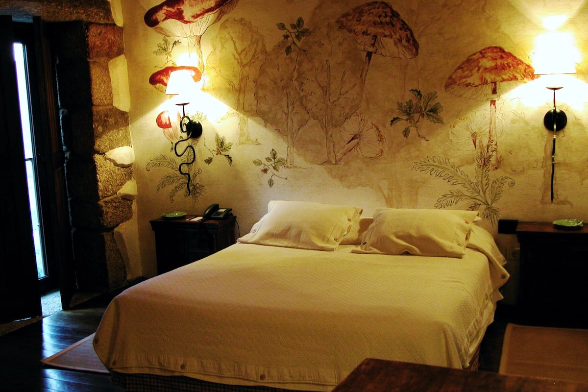 Studiosvit Deluxe - 1 queensize-säng - icke-rökare - utsikt mot bergen | Minibar, värdeförvaringsskåp på rummet och mörkläggningsgardiner