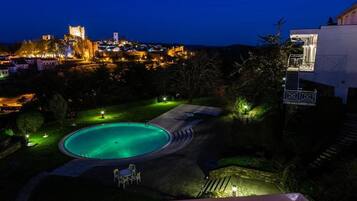 Vista frontal de la propiedad por la tarde o noche