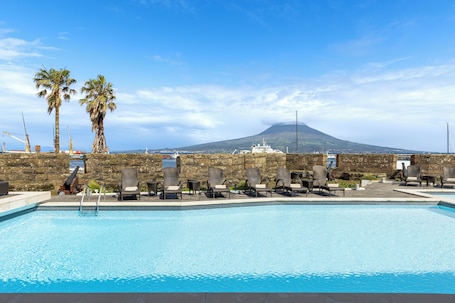 Una piscina al aire libre. Pousada Forte Horta