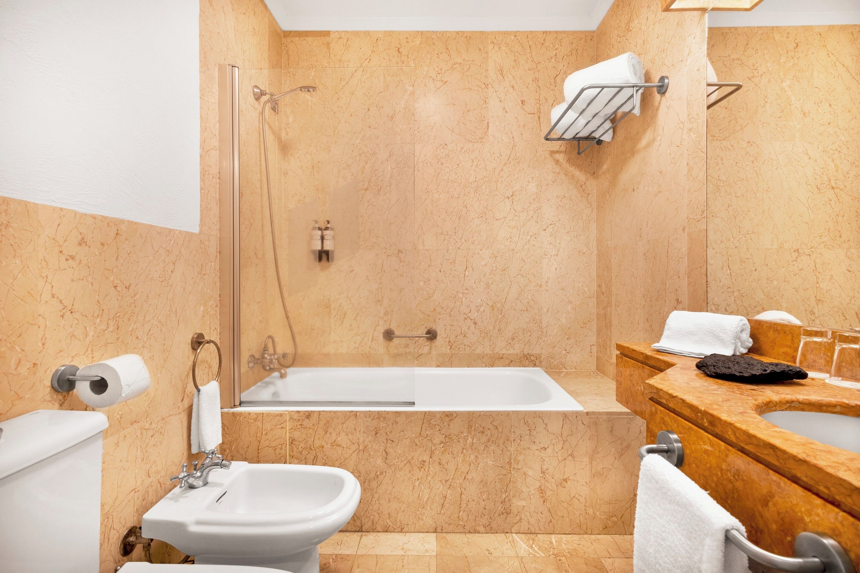 Un baño moderno con bañera, lavabo y ducha.