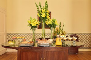 Una mesa de buffet con diferentes opciones de comida y una decoración floral.