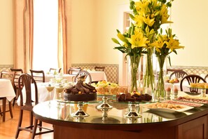 Tägliches Frühstücksbuffet (12 EUR pro Person)