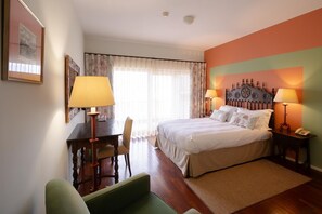 Artículos del minibar gratis y caja de seguridad en la habitación 