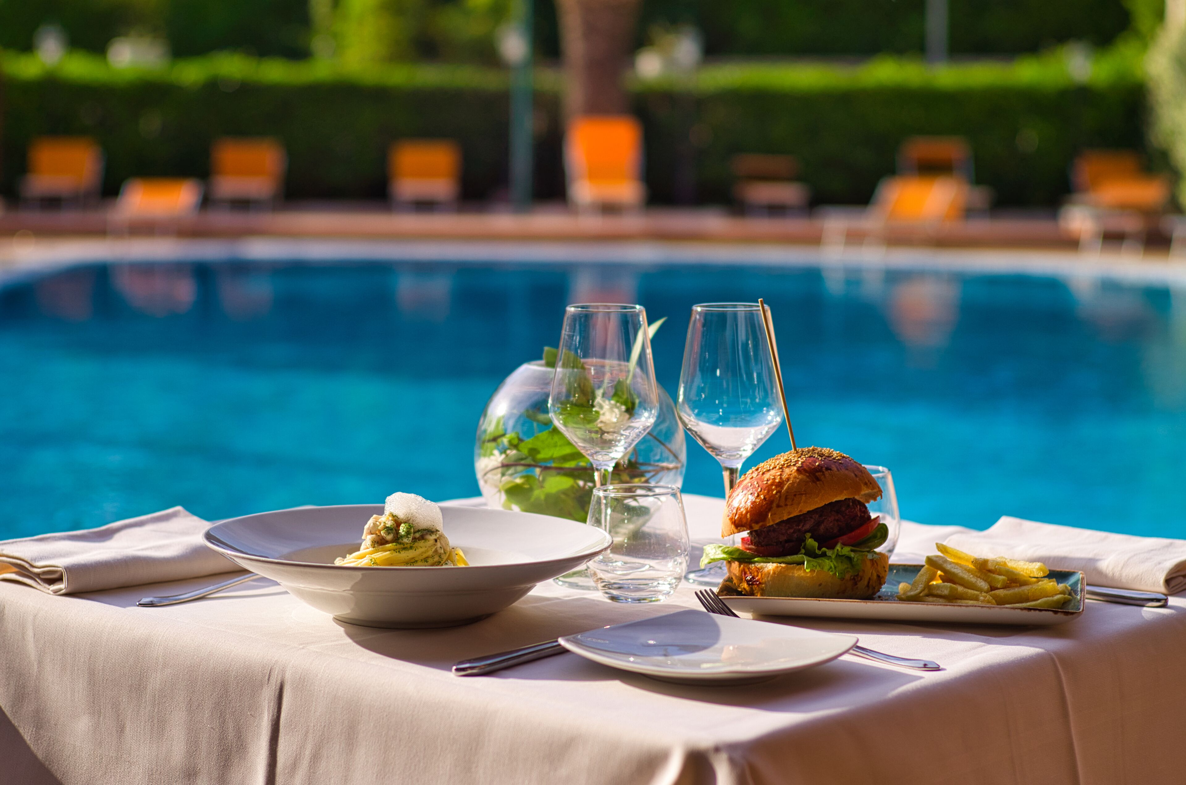 Se sirven comidas, cenas y cocina italiana con mesas al aire libre