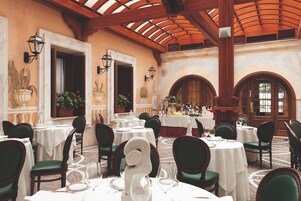 Der serveres frokost og aftensmad
