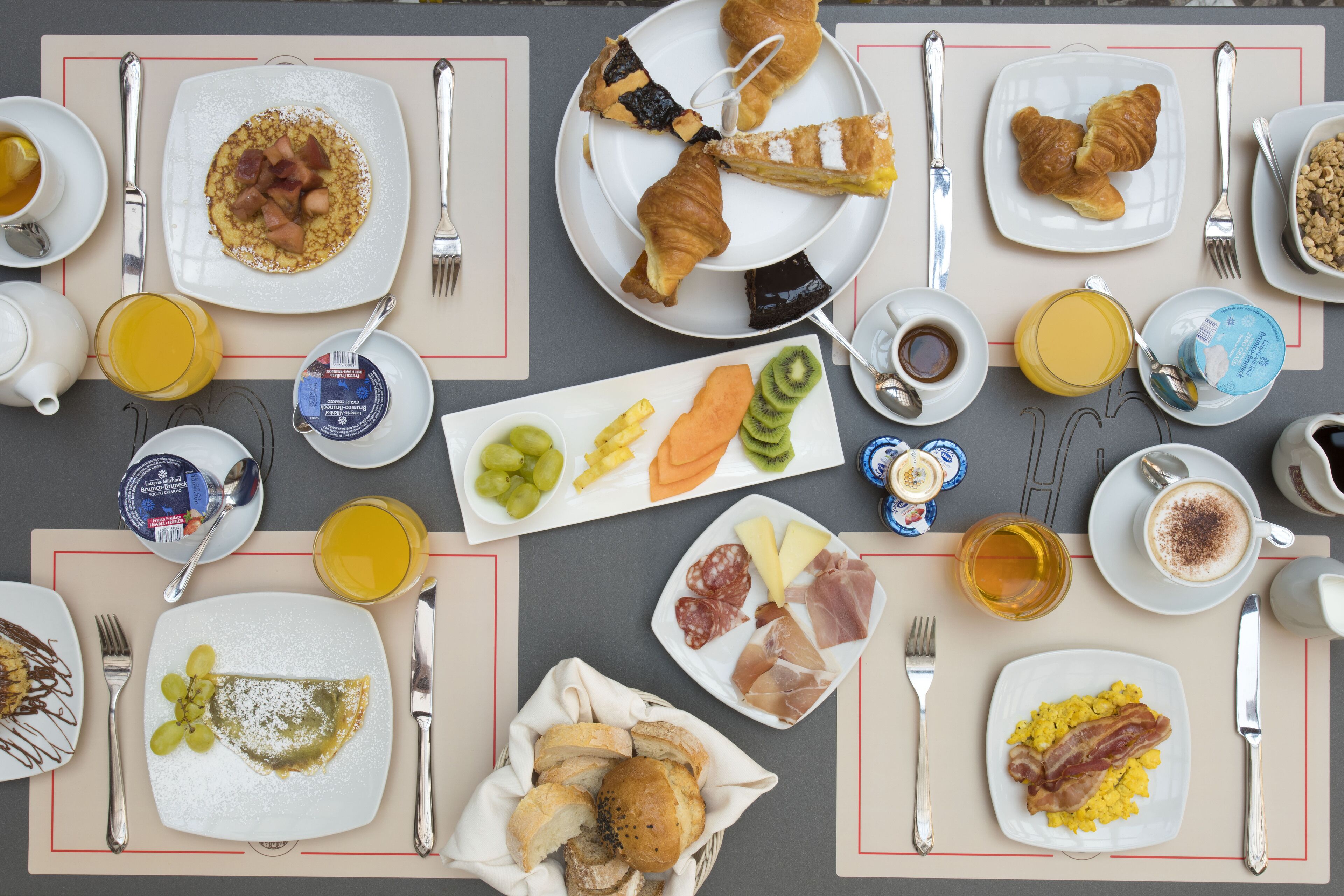 Un bufé de desayuno con diversas opciones de comida y bebidas.
