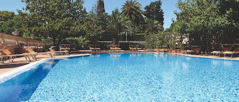 Kauden mukainen ulkouima-allas