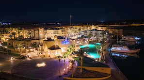 Facciata della struttura - sera/notte