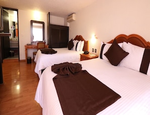 客房内保险箱、办公桌、笔记本电脑工作区、遮光窗帘