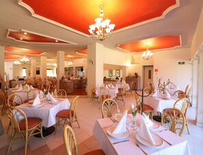 Breakfast, lunch and dinner served