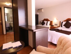 In-room safe, desk, laptop workspace, blackout drapes - Hotel Misión Aguascalientes Zona Sur (Aguascalientes)