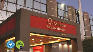 A hotel entrance with a red sign reading "Misión Aguascientes." - Hotel Misión Aguascalientes Zona Sur (Aguascalientes)