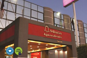 Front of property - evening/night - Hotel Misión Aguascalientes Zona Sur (Aguascalientes)