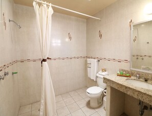 Shower, free toiletries, towels - Hotel Misión Aguascalientes Zona Sur (Aguascalientes)