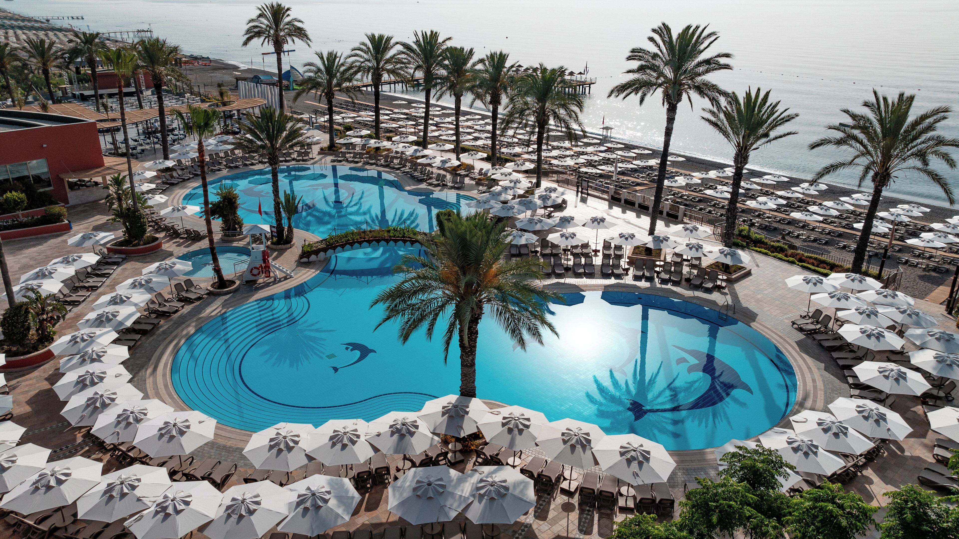 실내 수영장, 시즌별로 운영되는 야외 수영장, 수영장 파라솔, 일광욕 의자