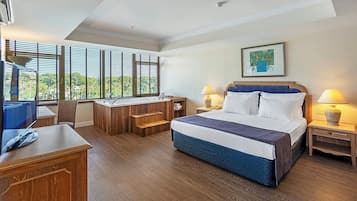 Comfort King Suite Pool View | 1 bedroom, premium bedding, free minibar, in-room safe
