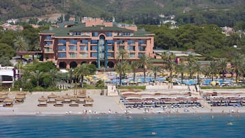 Playa privada, camastros, toallas de playa y vóleibol de playa
