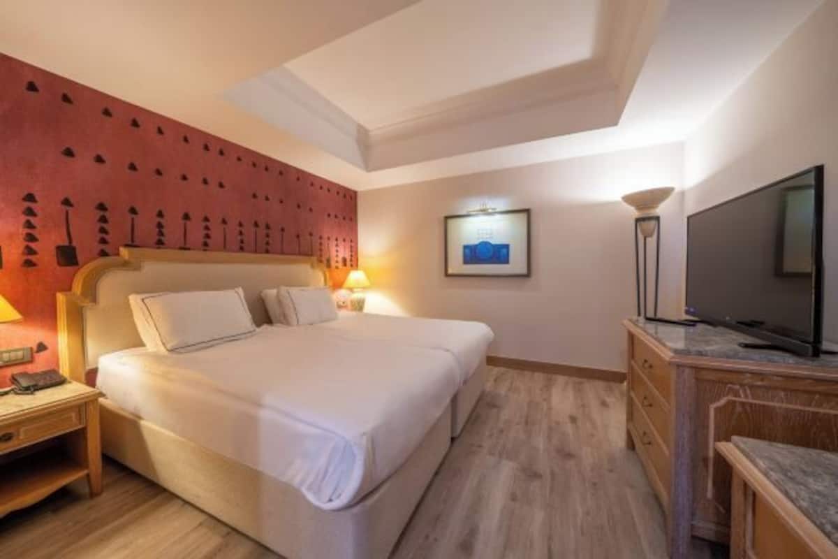 1 bedroom, premium bedding, free minibar, in-room safe