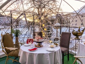 2 restauranter: frokost, lunsj og middag serveres