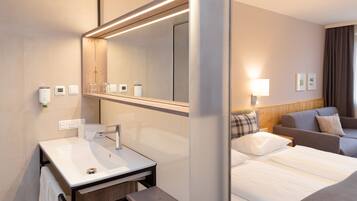 Quarto triplo | Cofres nos quartos, quartos à prova de som, Wi-Fi de cortesia