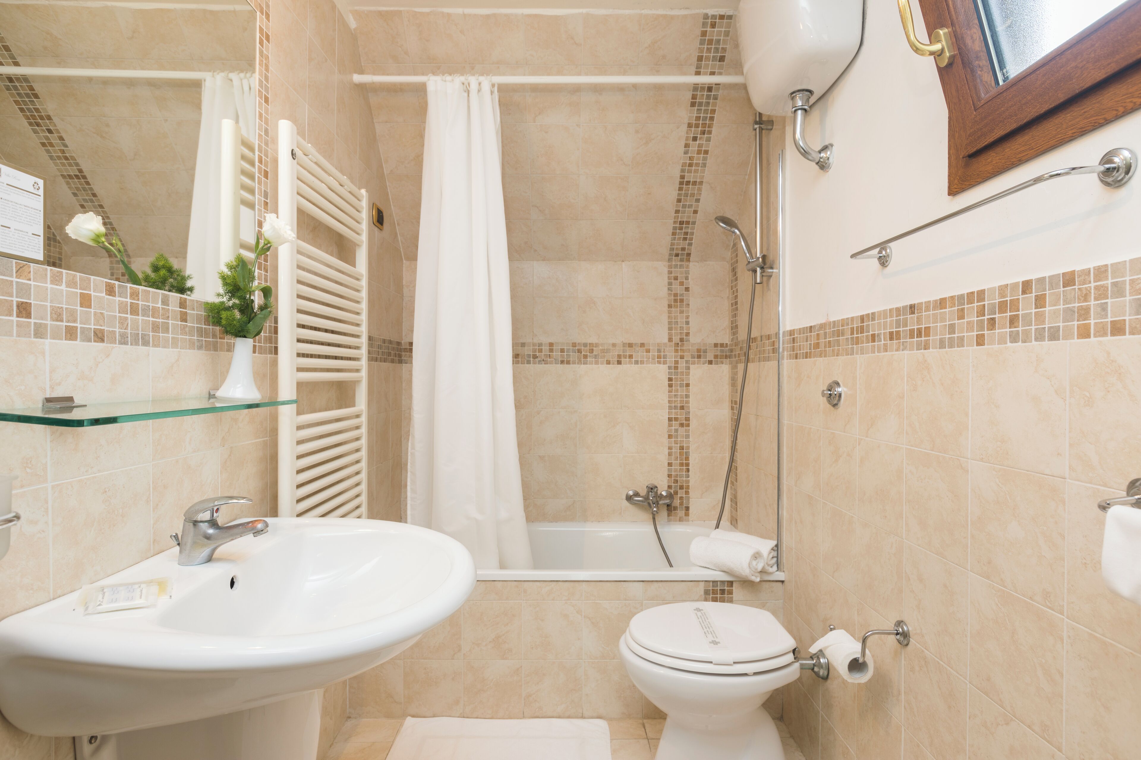 Dusche, kostenlose Toilettenartikel, Haartrockner, Bidet